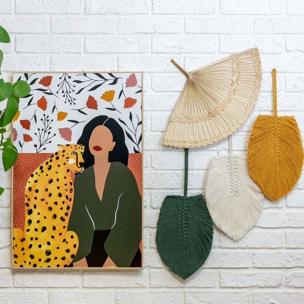 Quadro Decorativo Juma 40x60 cm em  Moldura Filete com Estampa Mulher e Onça