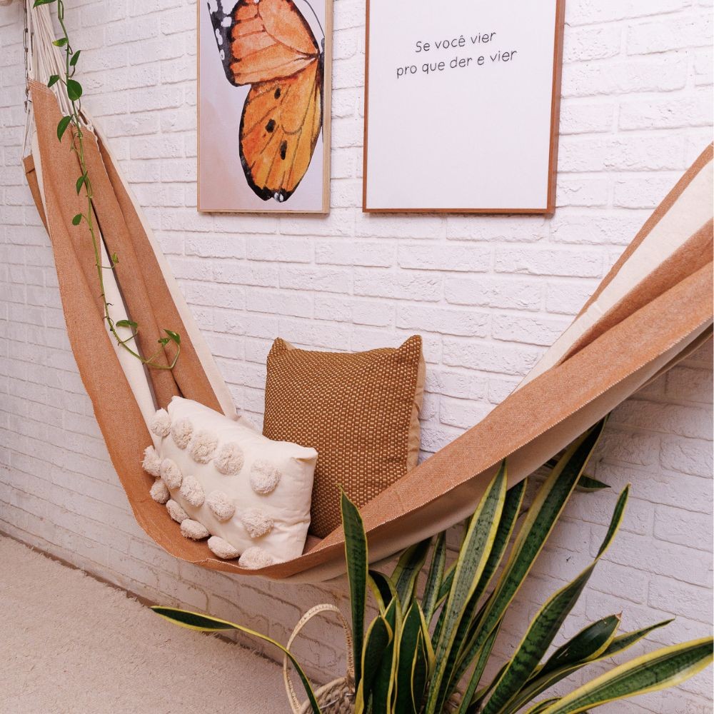 Rede de Descanso Listrada Caramelo e Off White - Estilo Boho para Sala e Varanda