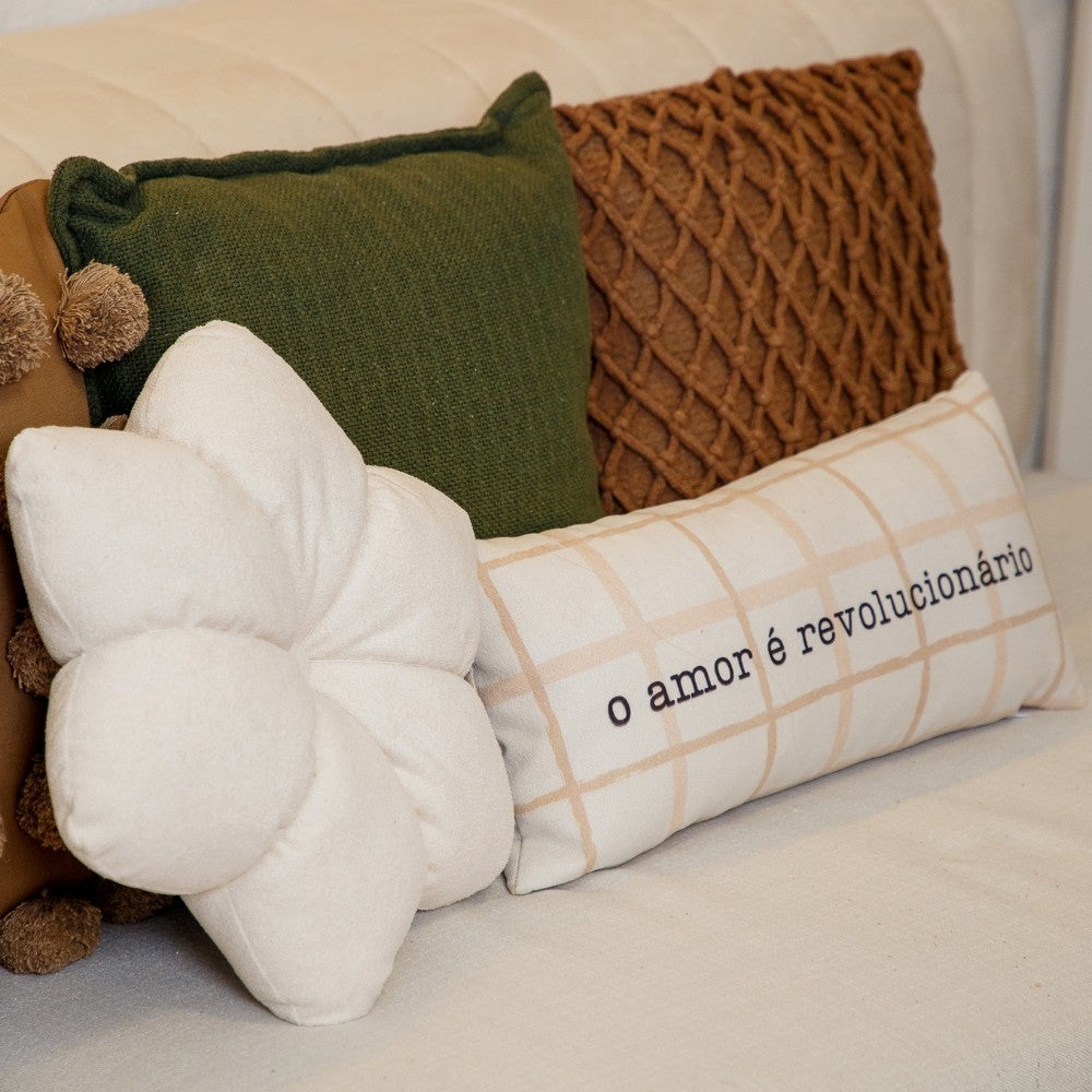 Almofada Baguete Frase O Amor É Revolucionário Enchimento 52 x 24 cm