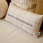 Almofada Baguete Frase O Amor É Revolucionário Enchimento 52 x 24 cm