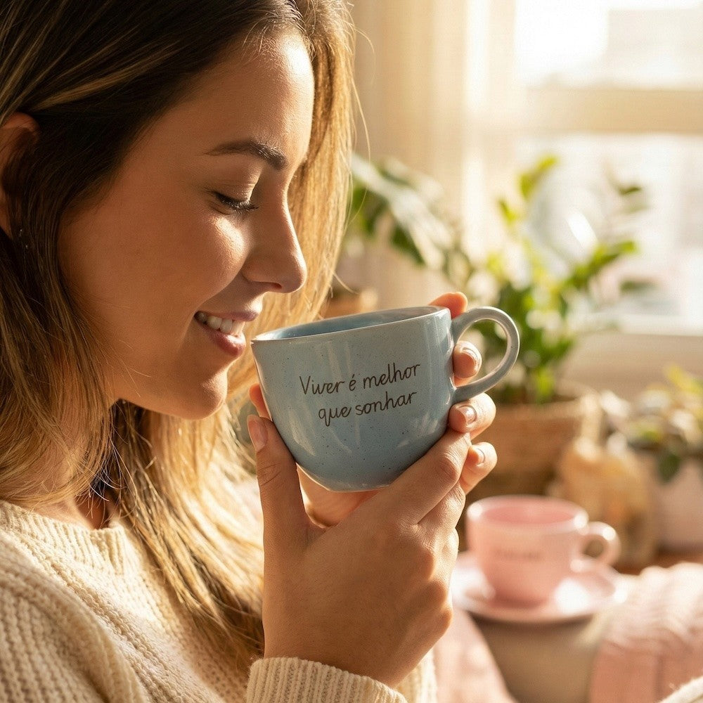 Xícara com Pires “Viver é melhor que sonhar” Azul com borda dourada — 220 ml