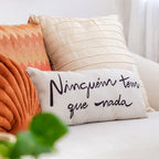 Almofada Baguete com Frase Ninguém Tem Que Nada Enchimento e Zíper 52 x 24 cm