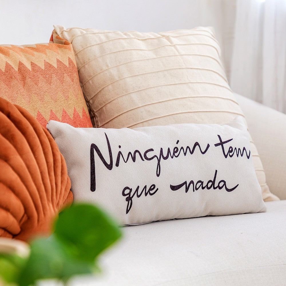 Almofada Baguete com Frase Ninguém Tem Que Nada Enchimento e Zíper 52 x 24 cm