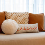 Almofada Baguete com Frase Relax e Fundo em Conchinhas 52 x 24 cm