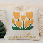 Almofada Decorativa com Flor Amarela e Frase Casa É Abraço 45 x 45 cm