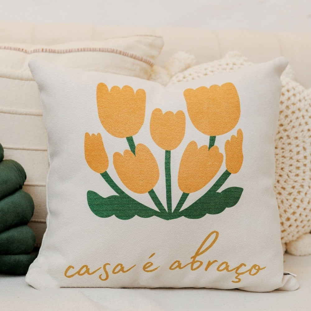 Almofada Decorativa com Flor Amarela e Frase Casa É Abraço 45 x 45 cm