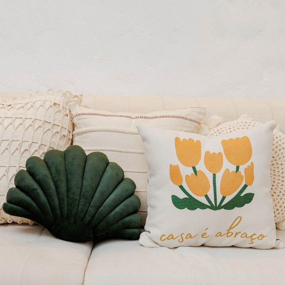 Almofada Decorativa com Flor Amarela e Frase Casa É Abraço 45 x 45 cm