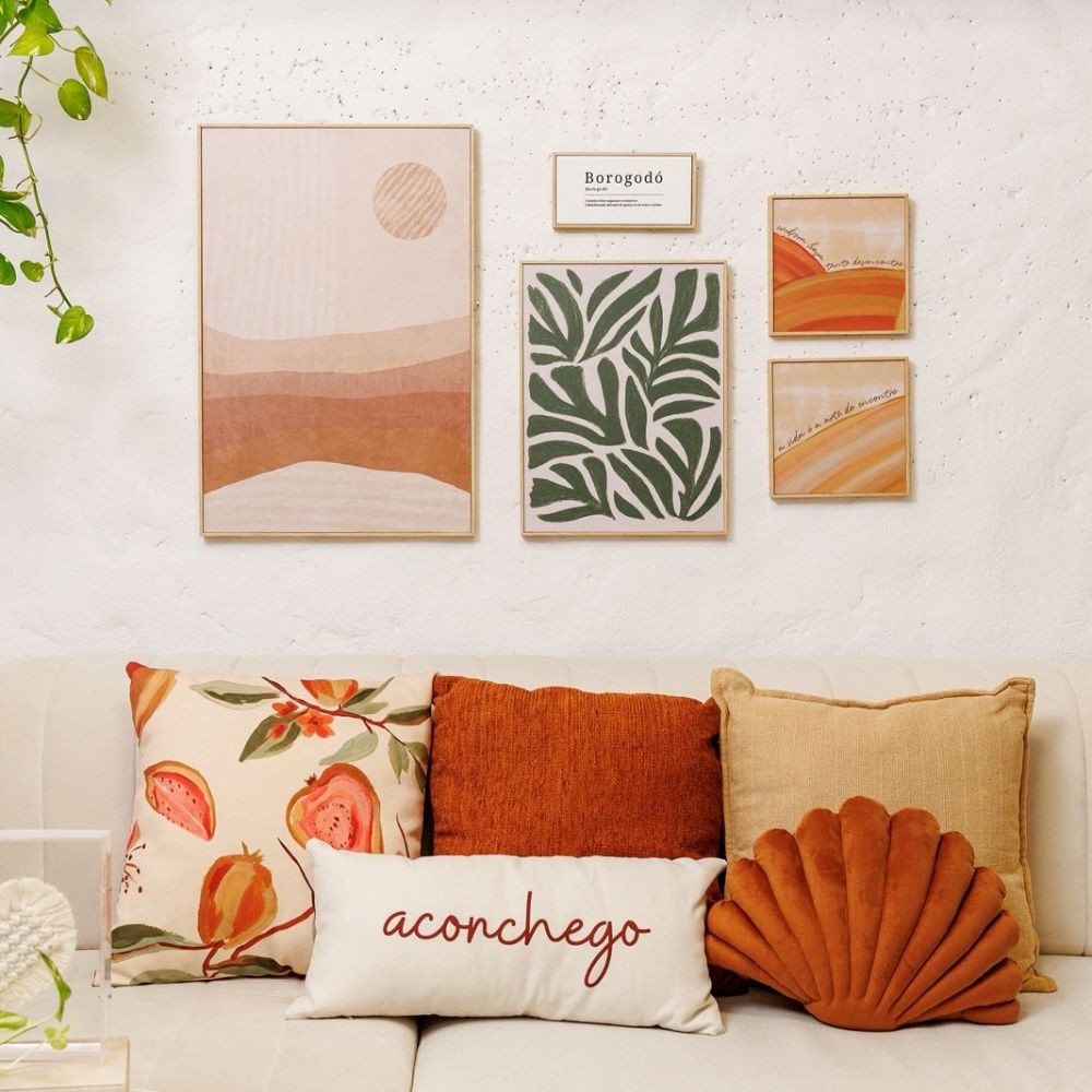 Almofada Baguete Palavra Aconchego em Marrom  Fundo Off White 52 x 24 cm