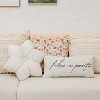 Almofada Baguete off-white com Frase Feliz e Ponto Enchimento 52 x 24 cm