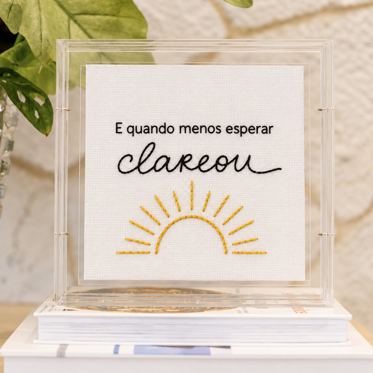 Acrílico Decorativo  Clareou 24x24 cm Bordado à Mão para Decorar Ambientes