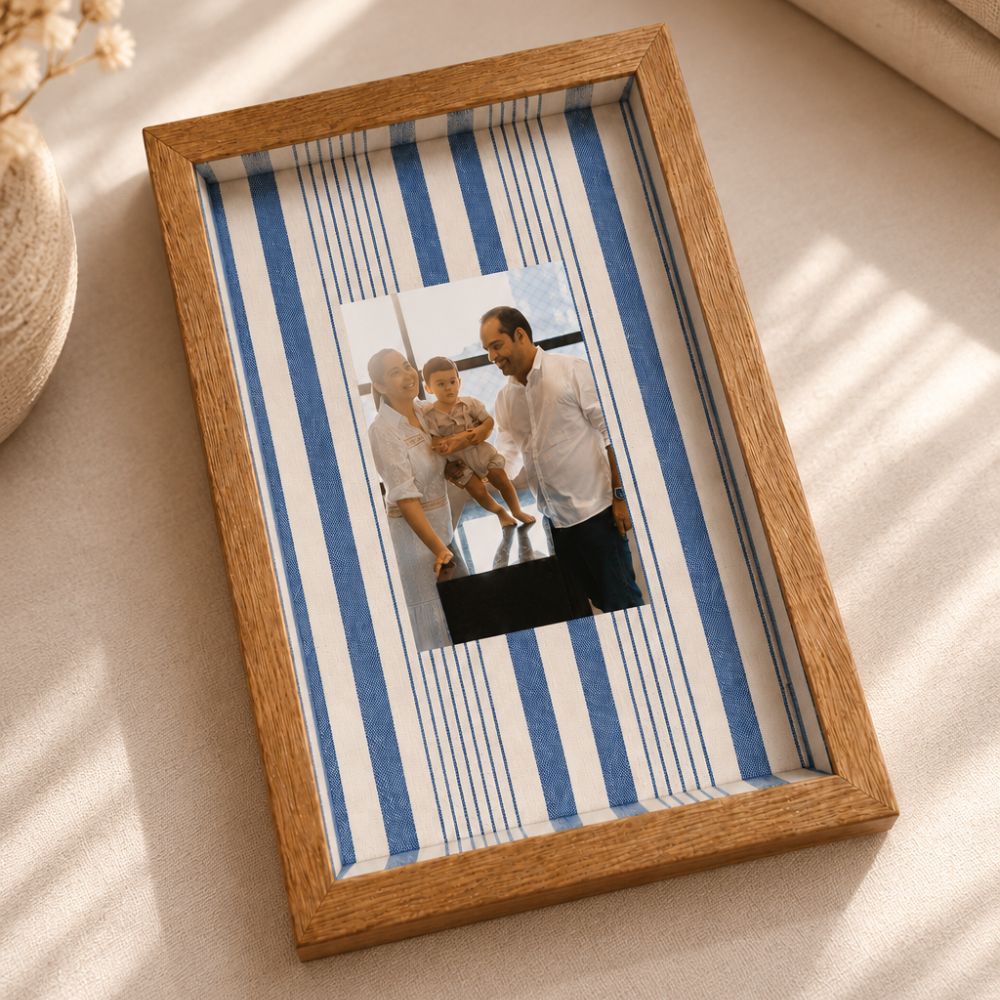 Quadro Personalizado Memórias: Sua Foto em Moldura Caixa com Fundo Listrado Azul e Vidro