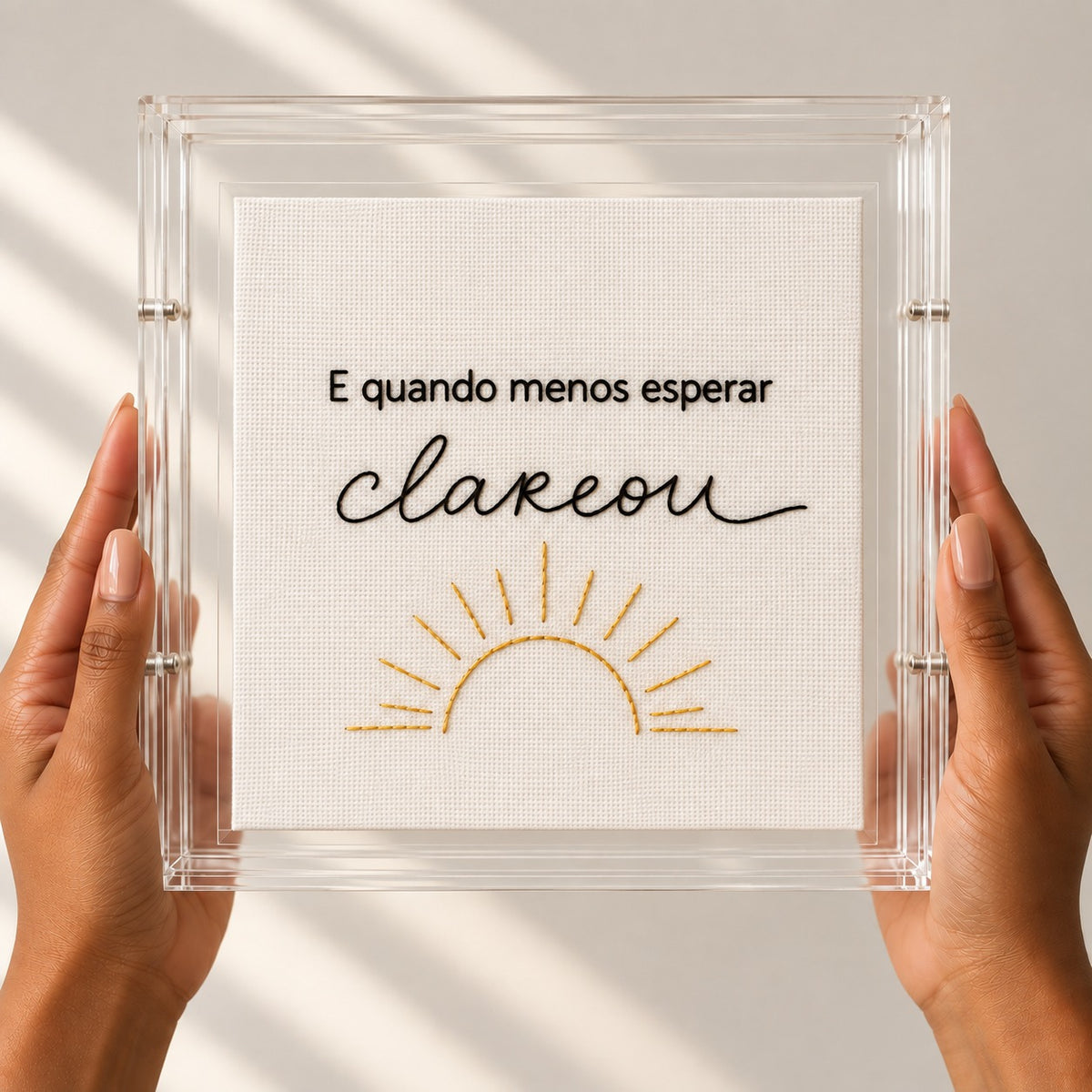 Acrílico Decorativo  Clareou 24x24 cm Bordado à Mão para Decorar Ambientes