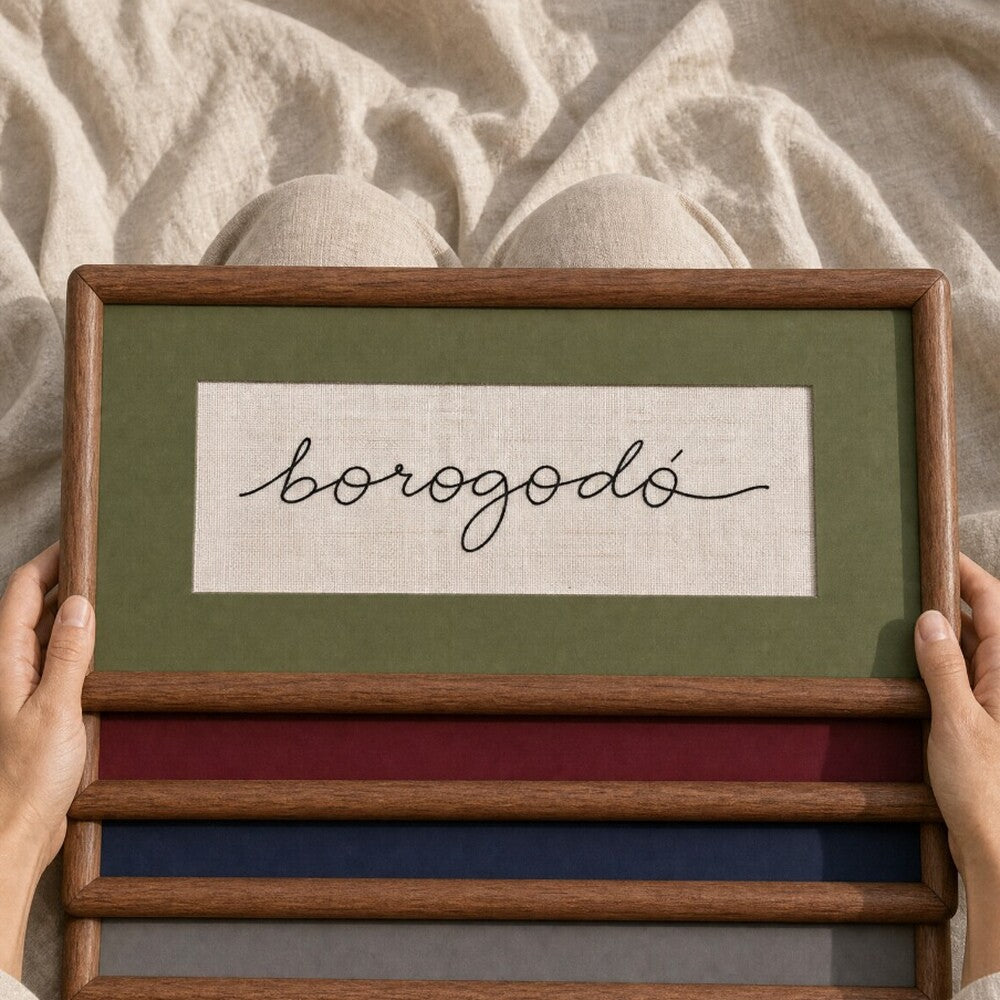 Quadro Decorativo Bordado à Mão Borogodó 21x41 cm com Paspatur Verde-Oliva e Moldura de Madeira