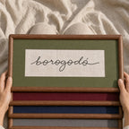 Quadro Decorativo Bordado à Mão Borogodó 21x41 cm com Paspatur Verde-Oliva e Moldura de Madeira