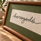 Quadro Decorativo Bordado à Mão Borogodó 21x41 cm com Paspatur Verde-Oliva e Moldura de Madeira