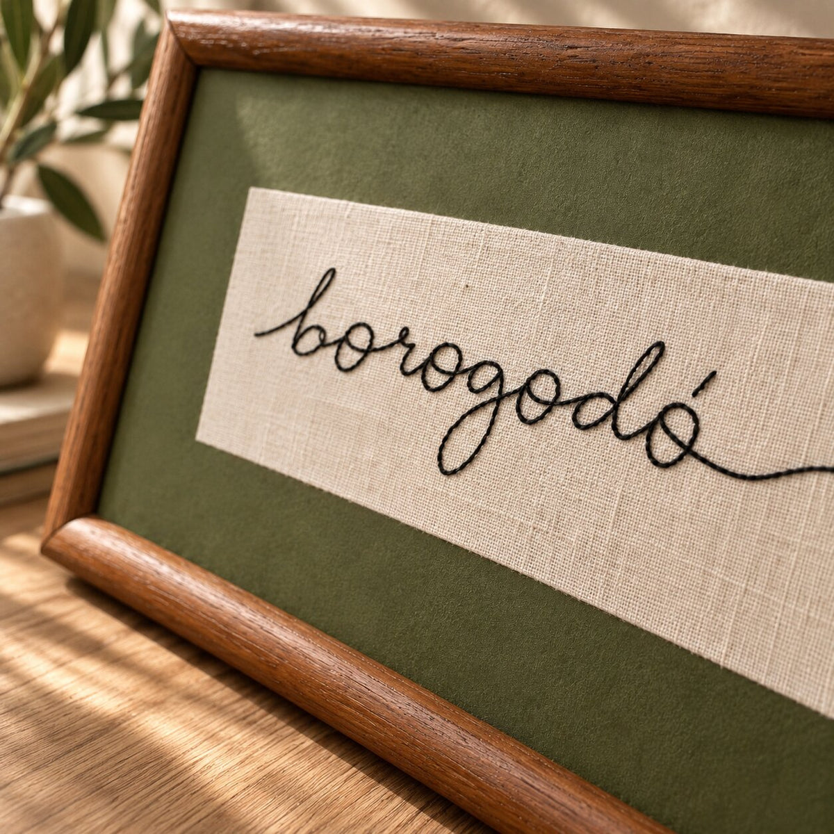 Quadro Decorativo Bordado à Mão Borogodó 21x41 cm com Paspatur Verde-Oliva e Moldura de Madeira