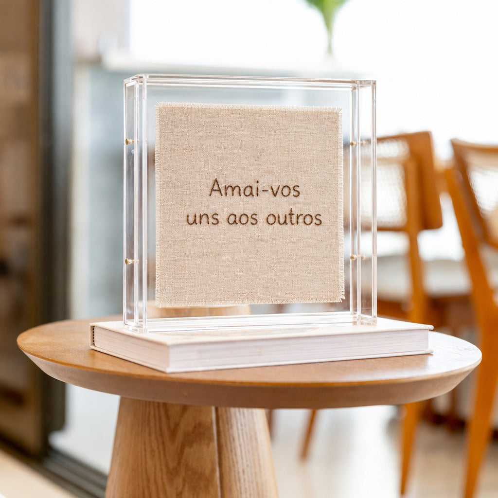 Acrílico Decorativo Bordado à Mão Amai-vos uns aos outros 24x24 cm com Suporte