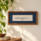Quadro Decorativo Bordado à Mão Coragem 21x41 cm com Paspatur Cinza e Moldura de Madeira
