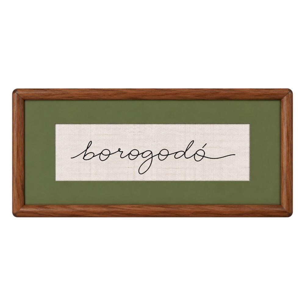 Quadro Decorativo Bordado à Mão Borogodó 21x41 cm com Paspatur Verde-Oliva e Moldura de Madeira