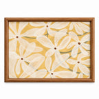 Quadro Floral Flores Brancas com Fundo Amarelo e Moldura de Madeira