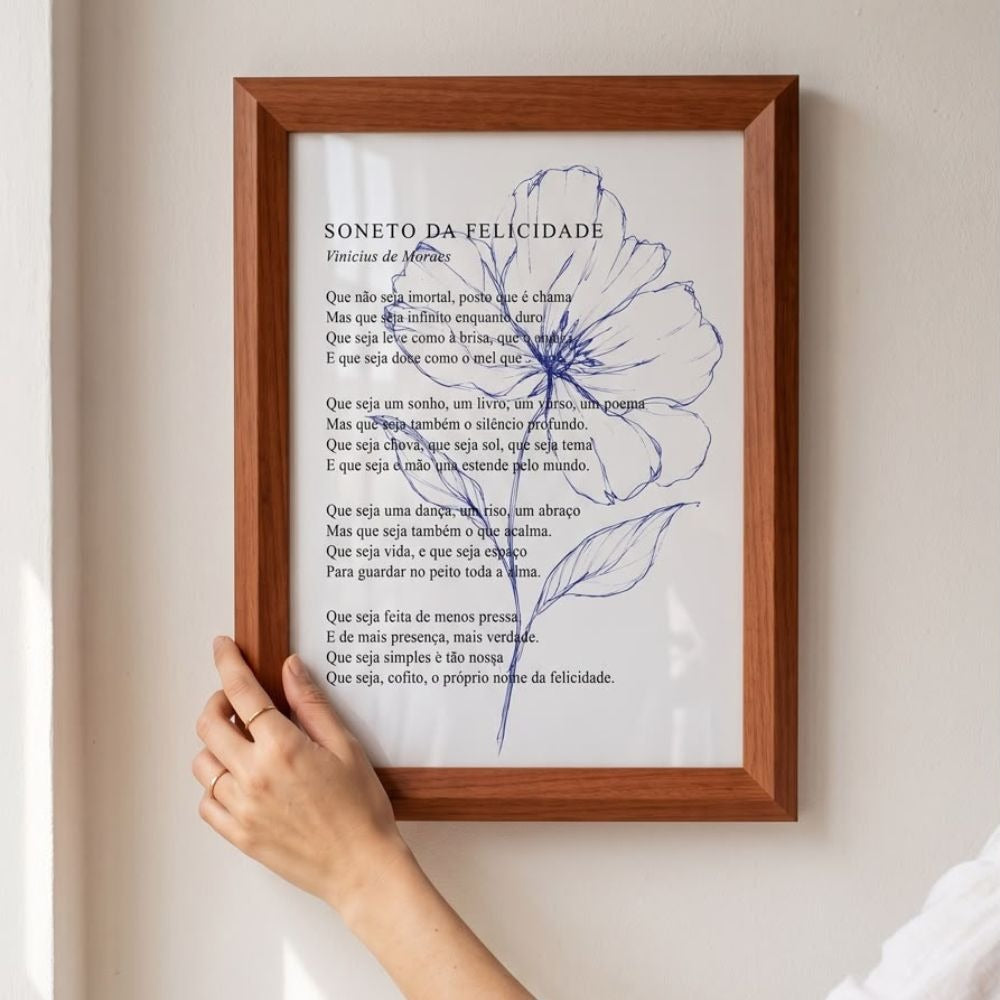 Quadro Soneto da Felicidade com Flor Azul e Moldura de Madeira Chanfrada