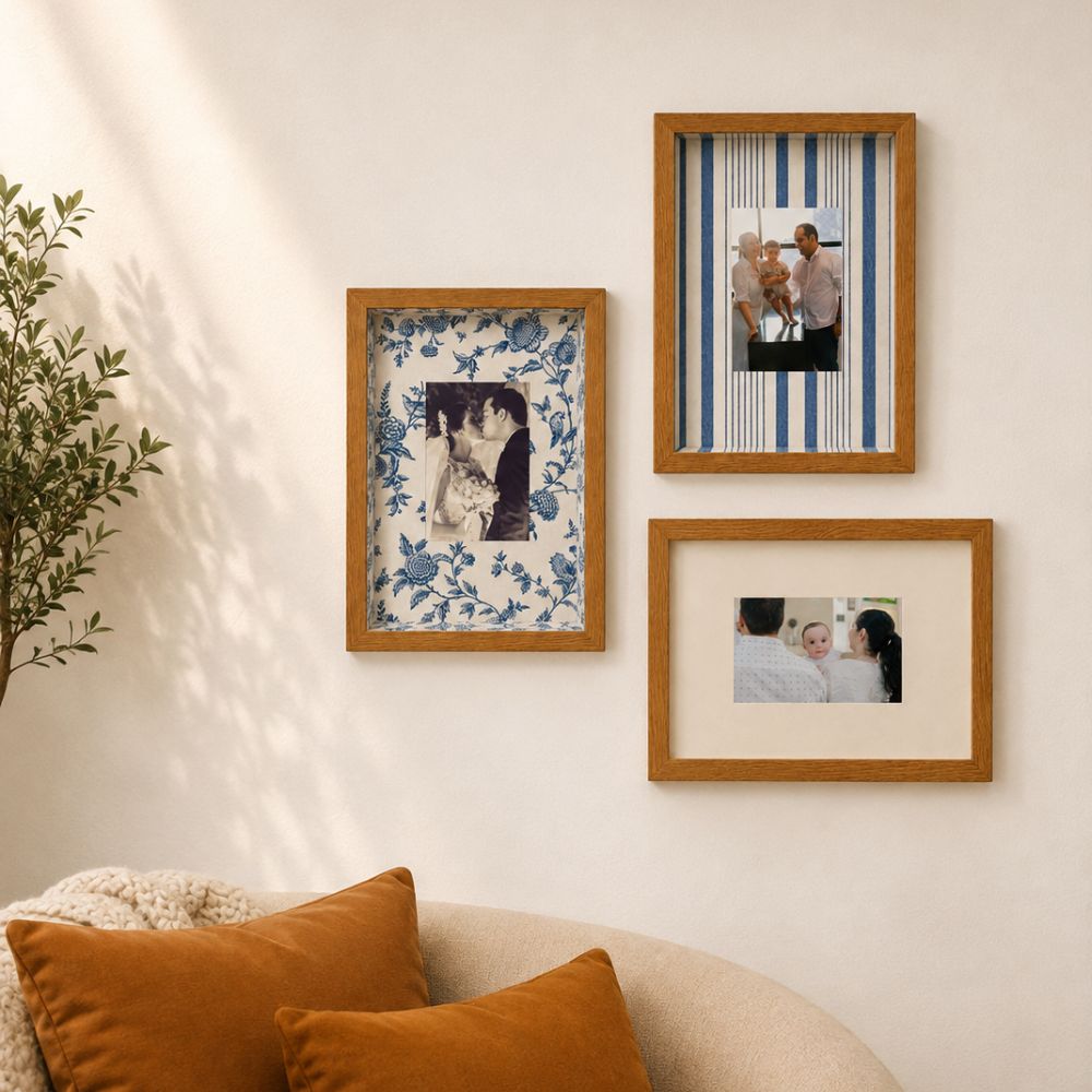 Quadro Personalizado Memórias: Sua Foto em Moldura Caixa com Fundo Floral Azul e Vidro