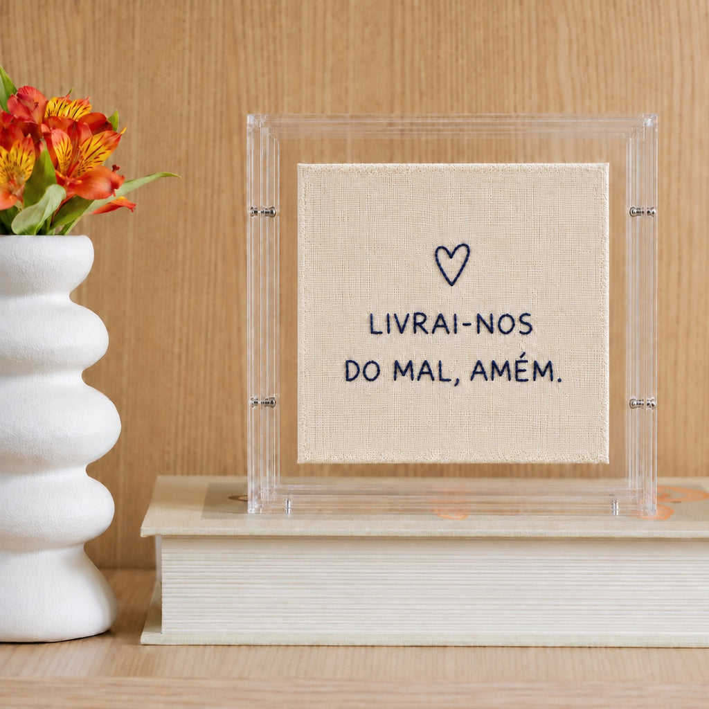Acrílico Decorativo Bordado à Mão Livrai-nos do Mal, Amém 20x20 cm com Suporte