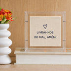 Acrílico Decorativo Bordado à Mão Livrai-nos do Mal, Amém 20x20 cm com Suporte