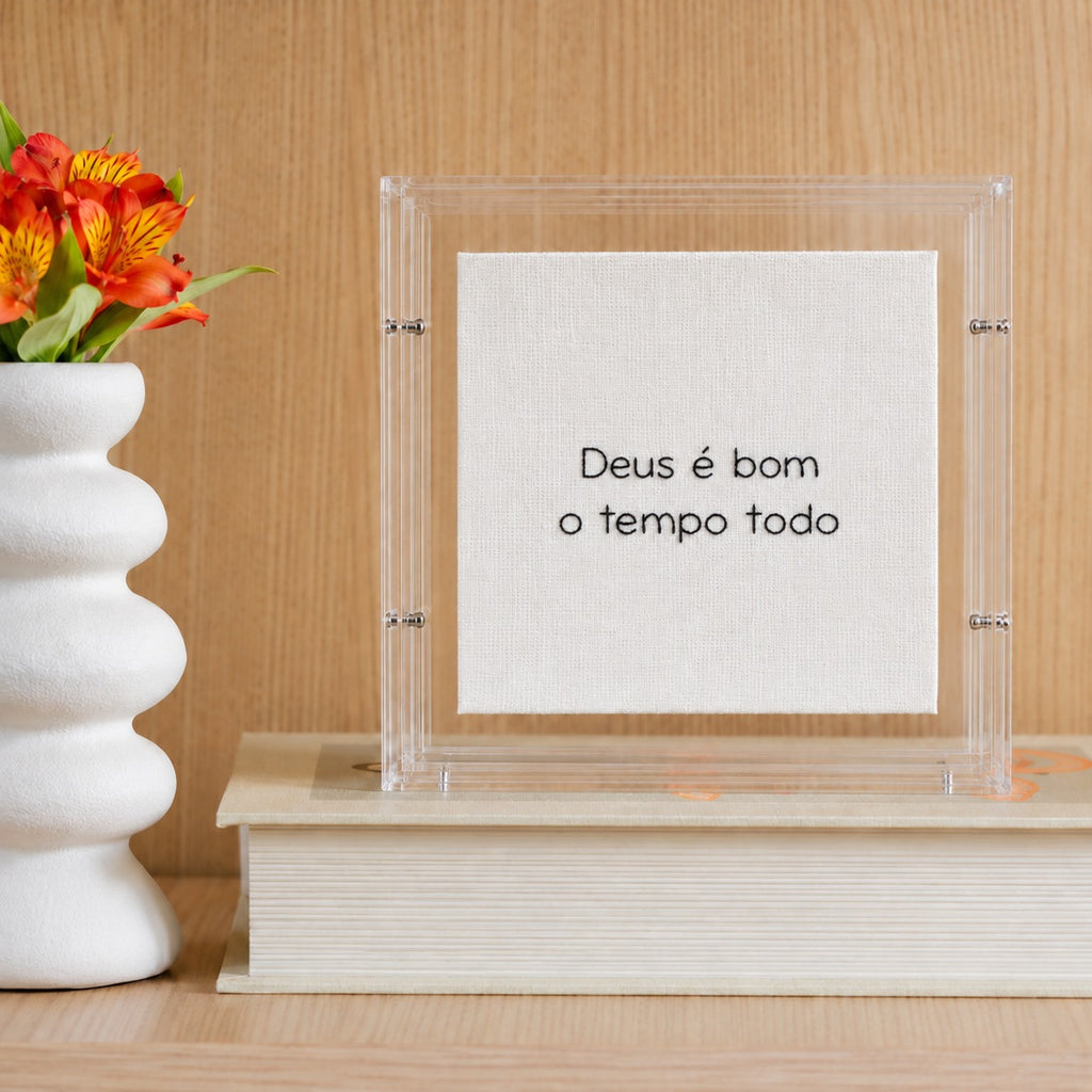 Acrílico Decorativo Bordado à Mão Deus é bom o tempo todo 20x20 cm com Suporte