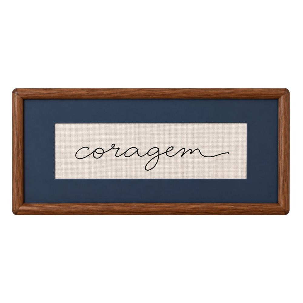 Quadro Decorativo Bordado à Mão Coragem 21x41 cm com Paspatur Cinza e Moldura de Madeira
