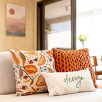 Almofada Baguete Frase Dengo em Verde Fundo Off White 52 x 24 cm