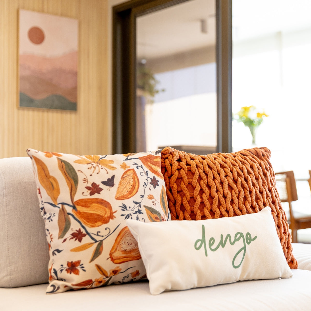 Almofada Baguete Frase Dengo em Verde Fundo Off White 52 x 24 cm