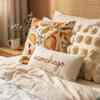 Almofada Baguete Palavra Aconchego em Marrom Fundo Off White 52 x 24 cm