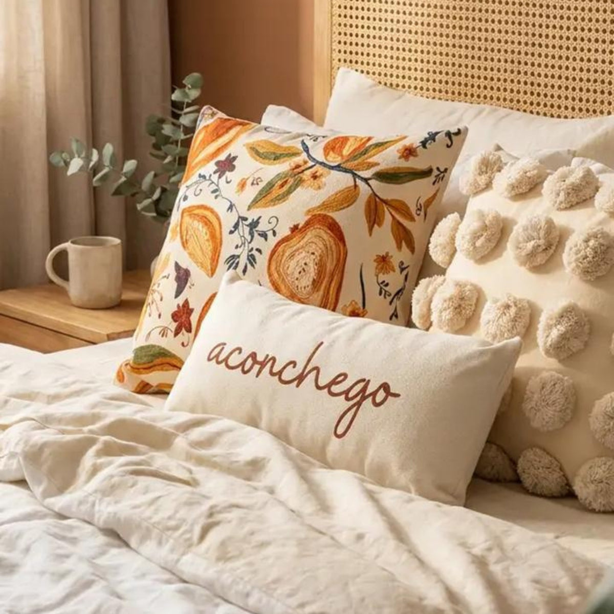 Almofada Baguete Palavra Aconchego em Marrom Fundo Off White 52 x 24 cm
