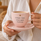 Xícara com Pires Amai-vos uns aos outros Rosa 220 ml