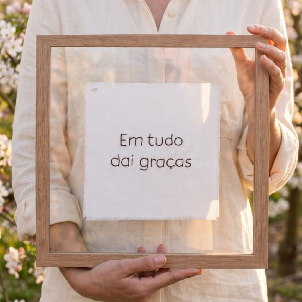 Quadro Bordado Em Tudo Dai Graças 35x35 cm com Moldura de Madeira e Vidro Flutuante