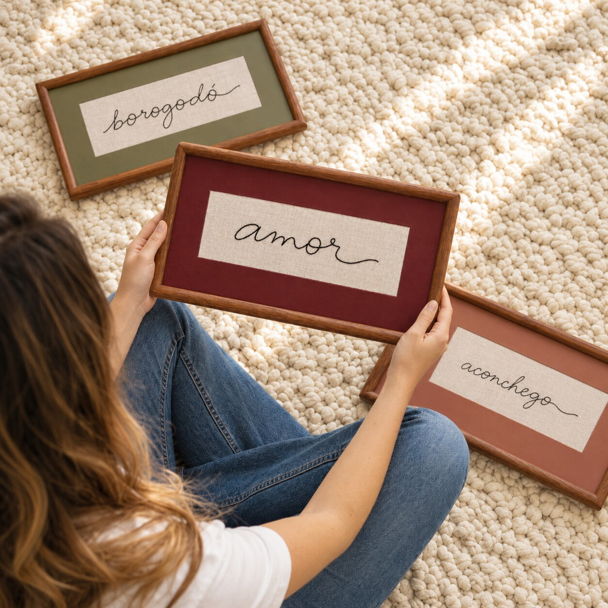 Quadro Decorativo Bordado à Mão Amor 21x41 cm com Paspatur Vinho e Moldura de Madeira