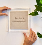 Acrílico Decorativo Bordado à Mão Amai-vos uns aos outros 24x24 cm com Suporte