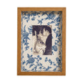 Quadro Personalizado Memórias: Sua Foto em Moldura Caixa com Fundo Floral Azul e Vidro