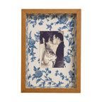 Quadro Personalizado Memórias: Sua Foto em Moldura Caixa com Fundo Floral Azul e Vidro