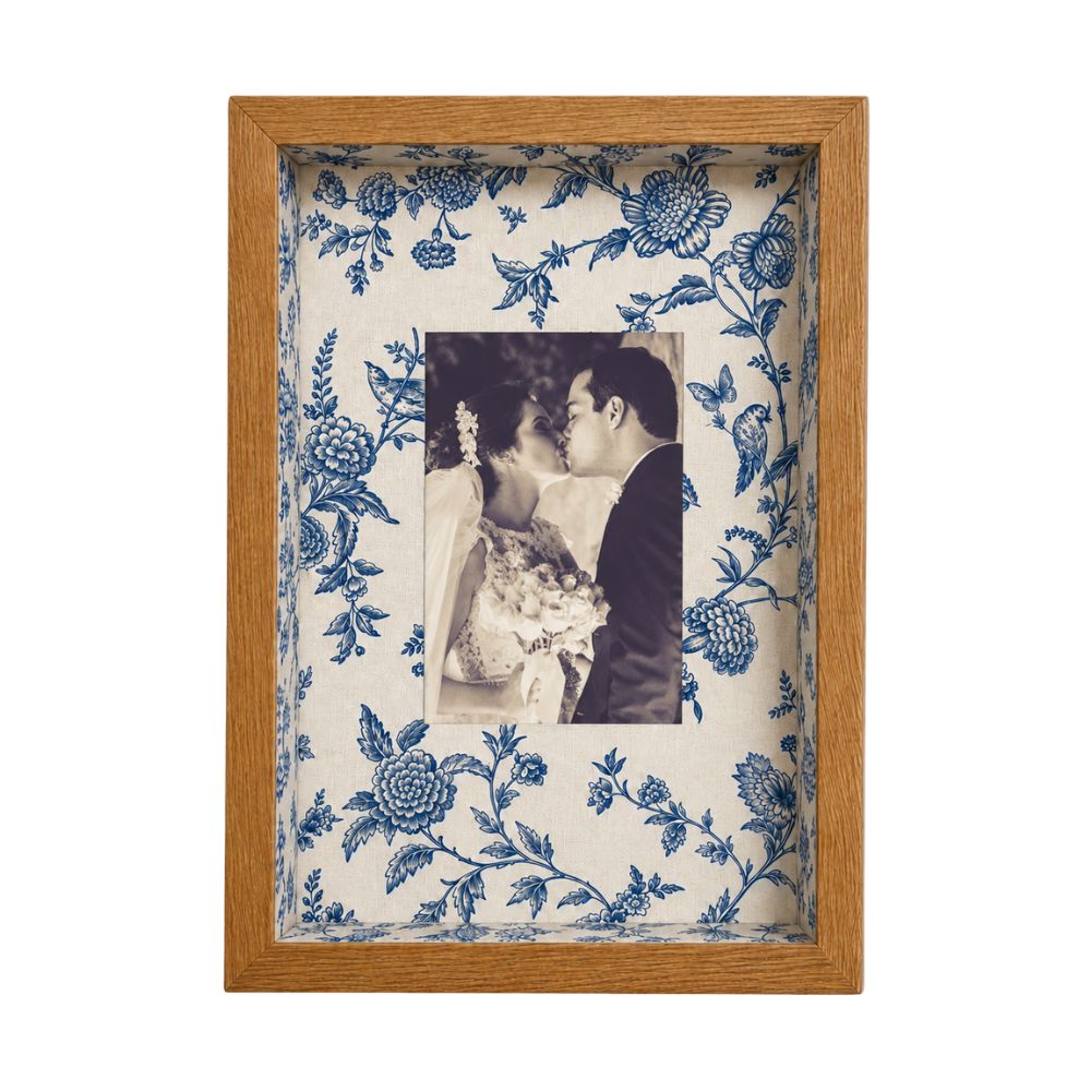 Quadro Personalizado Memórias: Sua Foto em Moldura Caixa com Fundo Floral Azul e Vidro