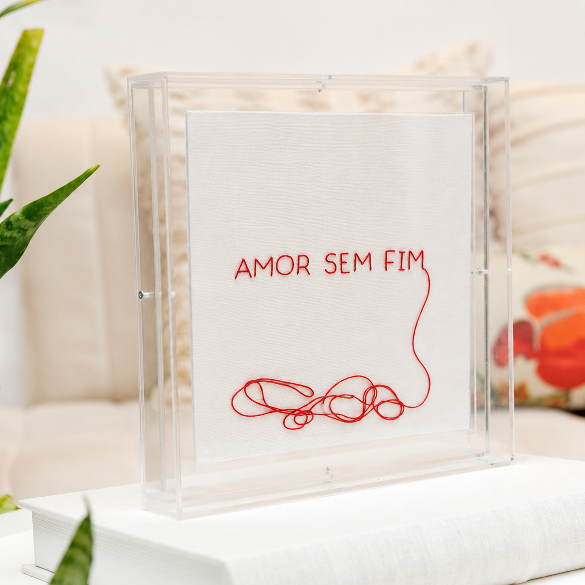 Acrílico Decorativo com Bordado Amor sem fim