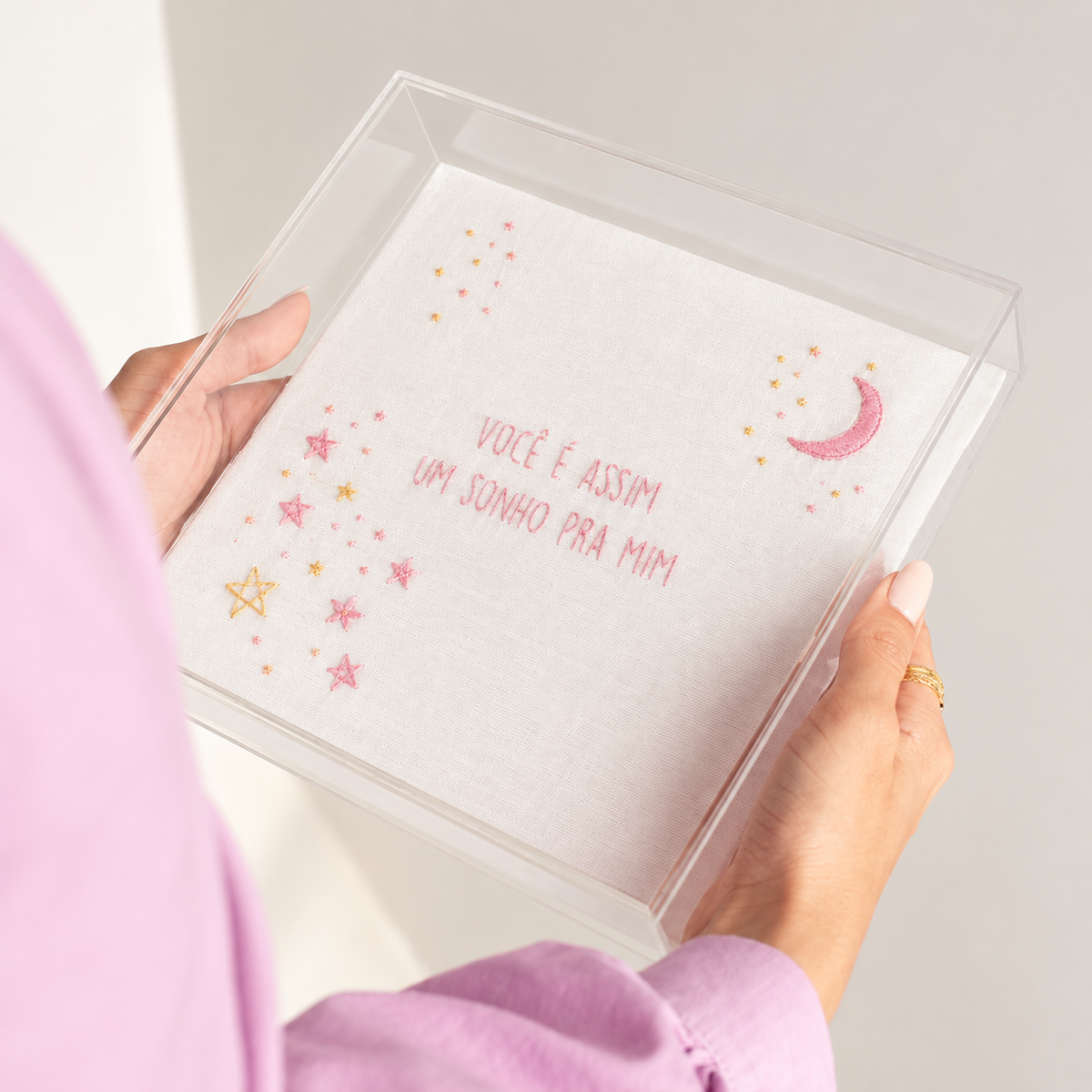 Acrílico Decorativo Infantil com Bordado Você é Assim Rosa
