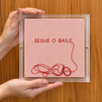 Acrílico Decorativo Bordado Segue o Baile