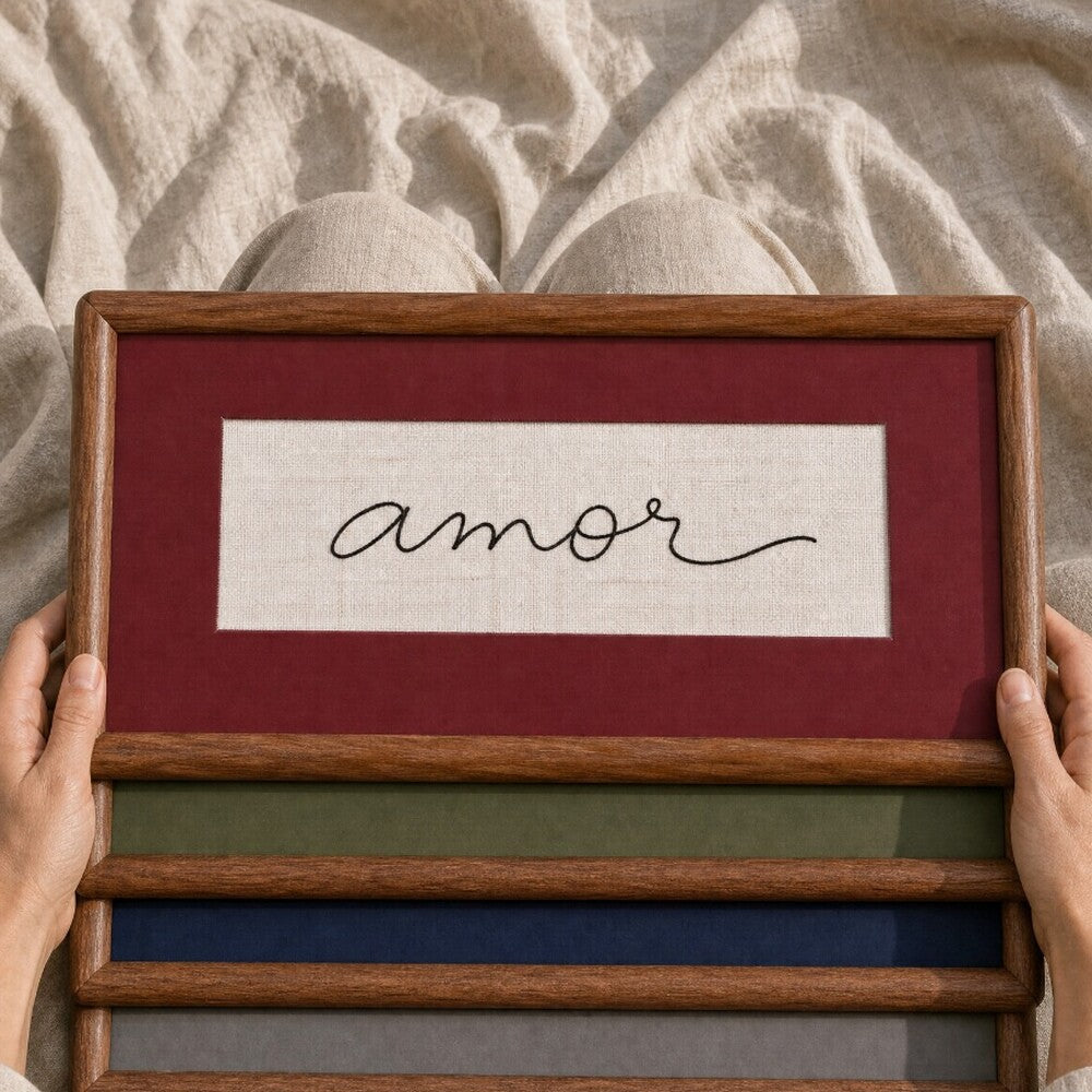 Quadro Decorativo Bordado à Mão Amor 21x41 cm com Paspatur Vinho e Moldura de Madeira