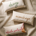 Almofada Baguete Frase Dengo em Verde Fundo Off White 52 x 24 cm