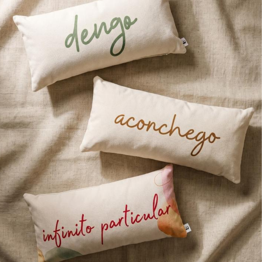 Almofada Baguete com Frase Infinito Particular em Vermelho 52 x 24 cm