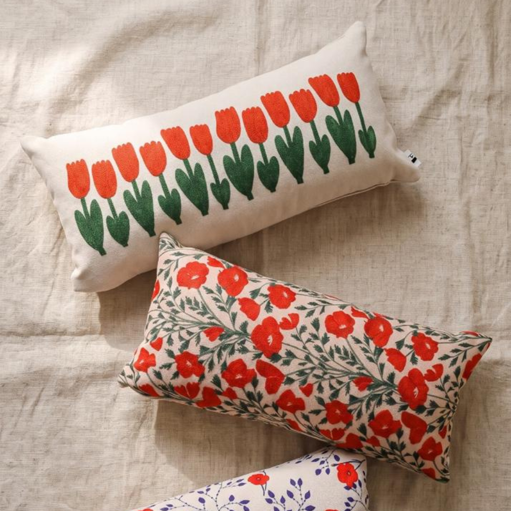 Almofada Baguete Belle Floral Vermelho e Azul Enchimento 50x30 cm