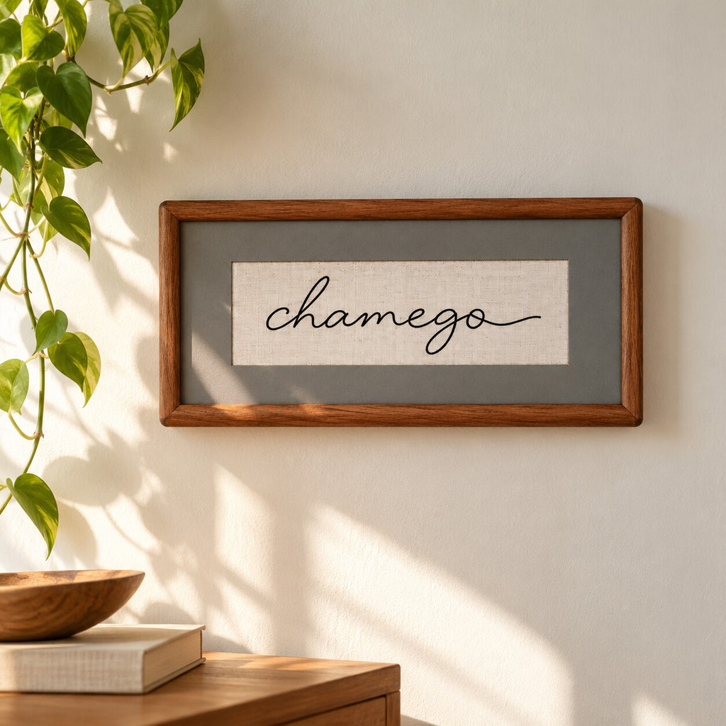 Quadro Decorativo Bordado à Mão Chamego 21x41 cm com Paspatur Cinza e Moldura de Madeira
