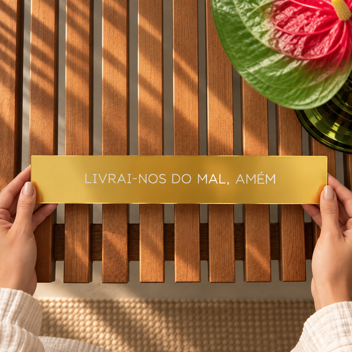 Placa Acrílico Dourada Livrai-nos do Mal Amém 33x5 cm para Inspirar Fé